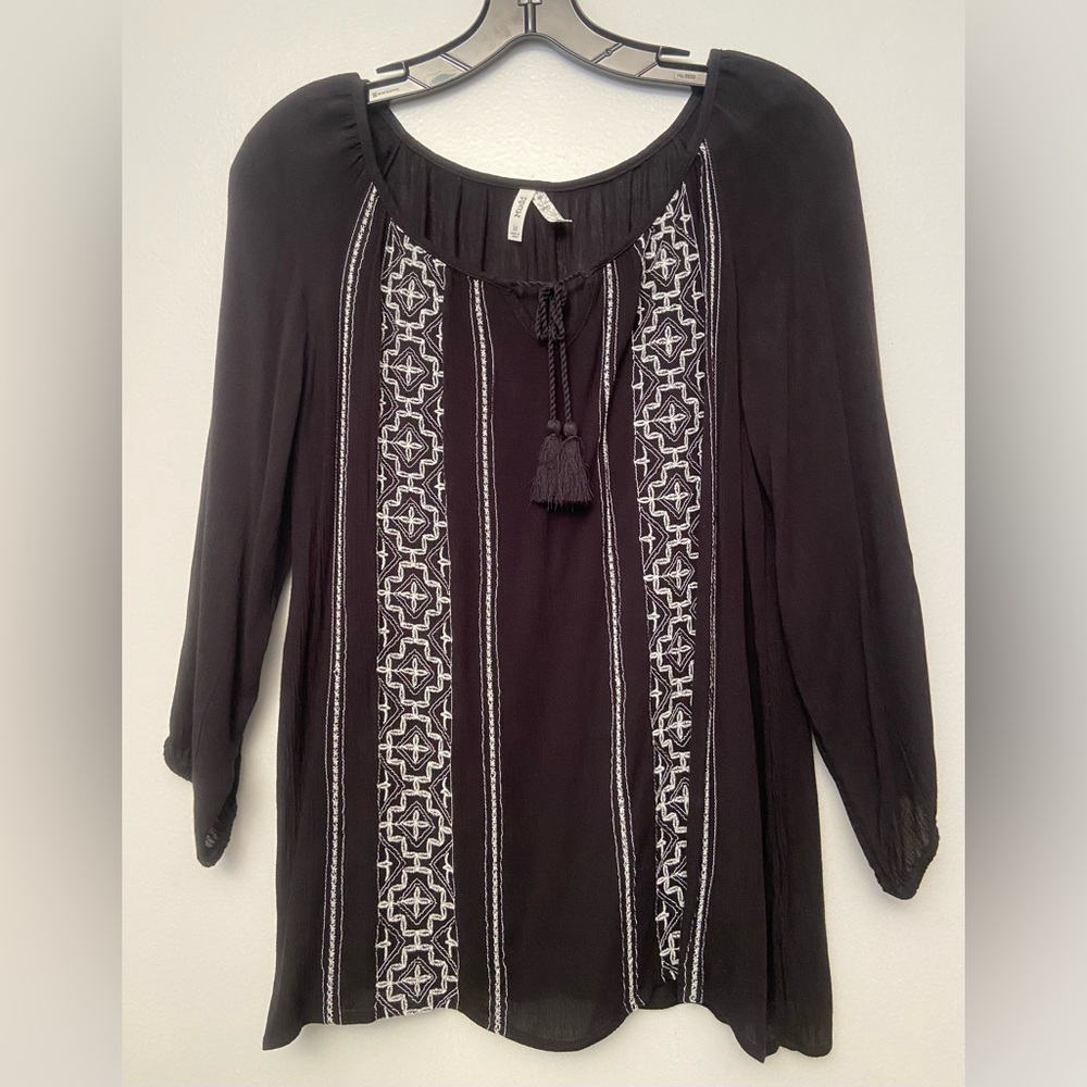 Mudd peasant blouse Sz Medium, black and white, EUC